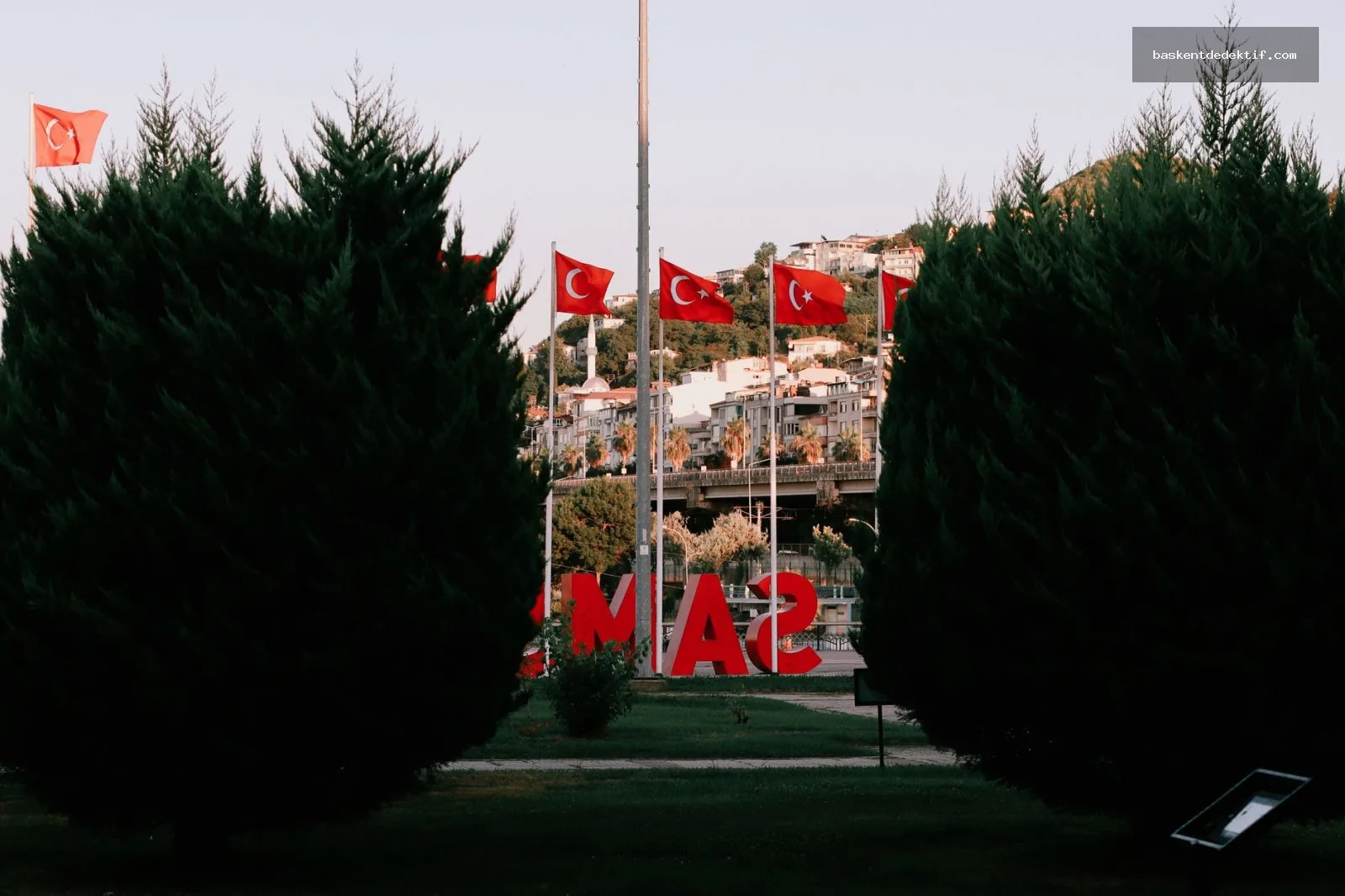 Samsun’un Gizli Gerçeklerini Açığa Çıkaran Özel Dedektif Hizmetleri: Güvenli ve Profesyonel Araştırmalar 2 Samsun’un modern park ve semtleriyle birlikte Türk bayrağı ve dağlık yapısıyla görüntülenmiş