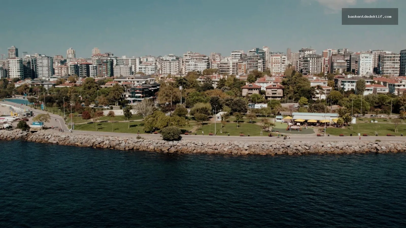 Dedektif Samsun Istanbul'un deniz kenarı ve modern şehriyle sakin bir göçer atmosferi