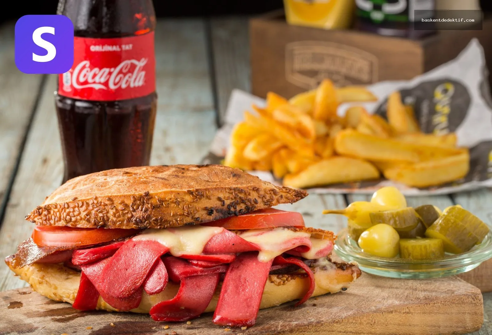 Sarıyer Dedektif eşliğinde masada serinletici Sarıyer Cola şişesi