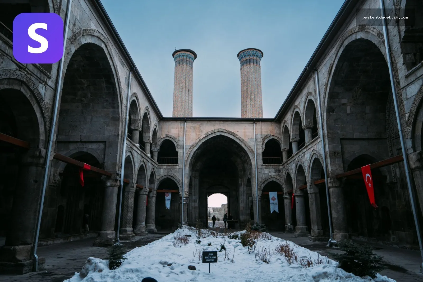 Kışta Double Minaret Medrese, Dedektif Selçuklu