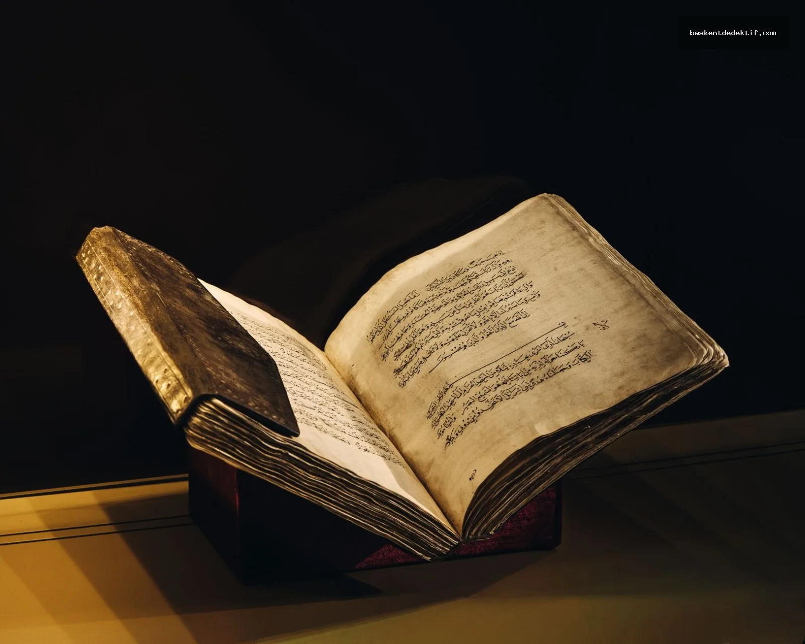 Selçuklu Dedektif tarafından incelenen tarihi Arapça el yazması kitap