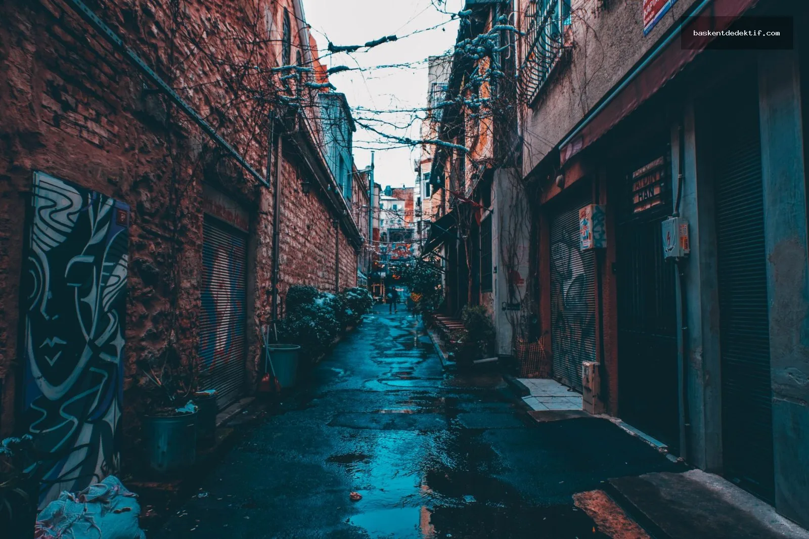 Şişli Dedektif: Mesleki ve Ticari İddiaları Doğrulama Rehberi 3 Şişli İstanbul Dedektif siluetiyle graffiti dolu nemli sokak