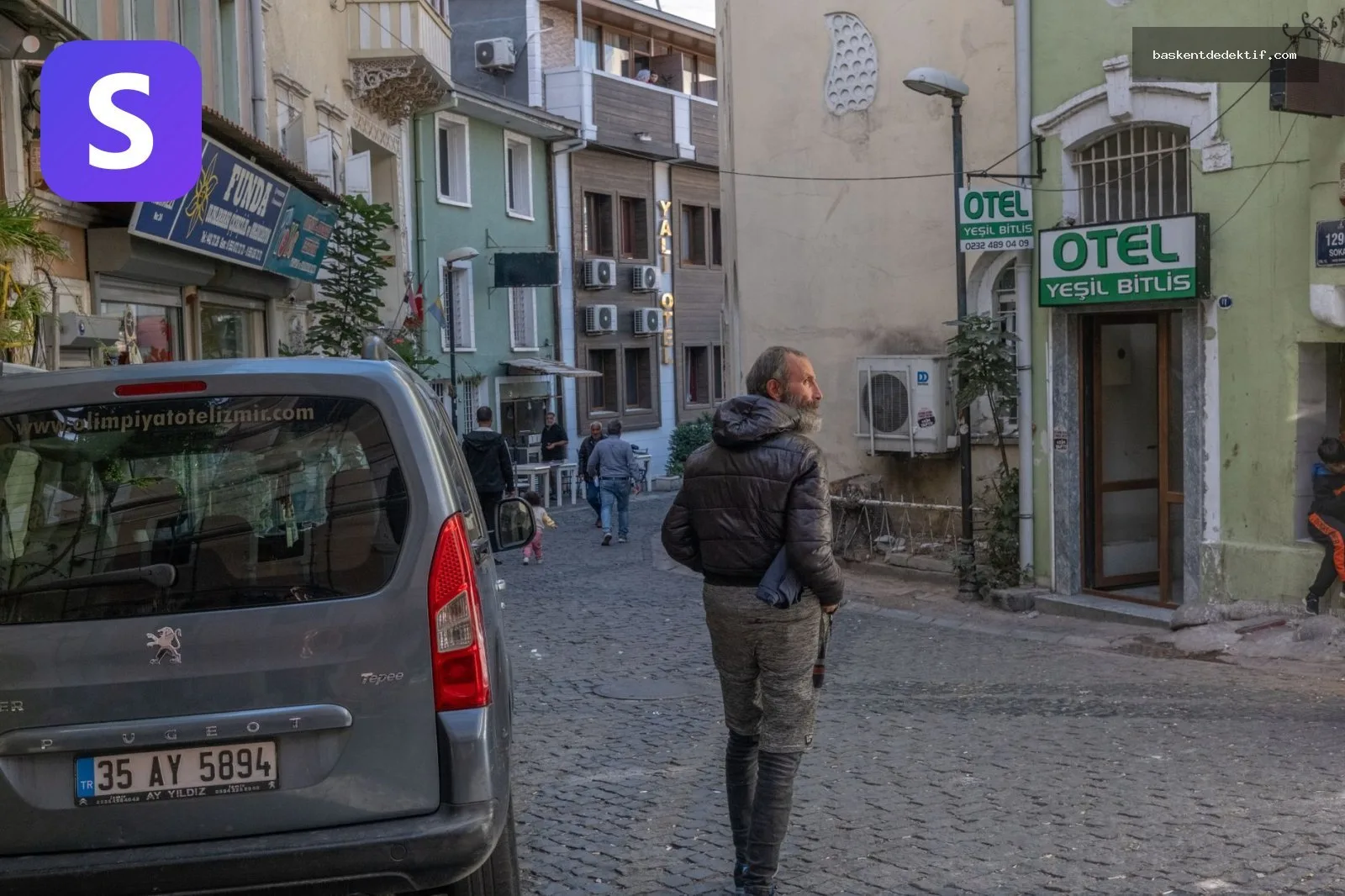 Tokat Profesyonel Dedektif ile Ticari Beyanları Güvenle İnceleyin 3 Tokat Merkez Dedektif binalar arasında taş sokakta yürüyor