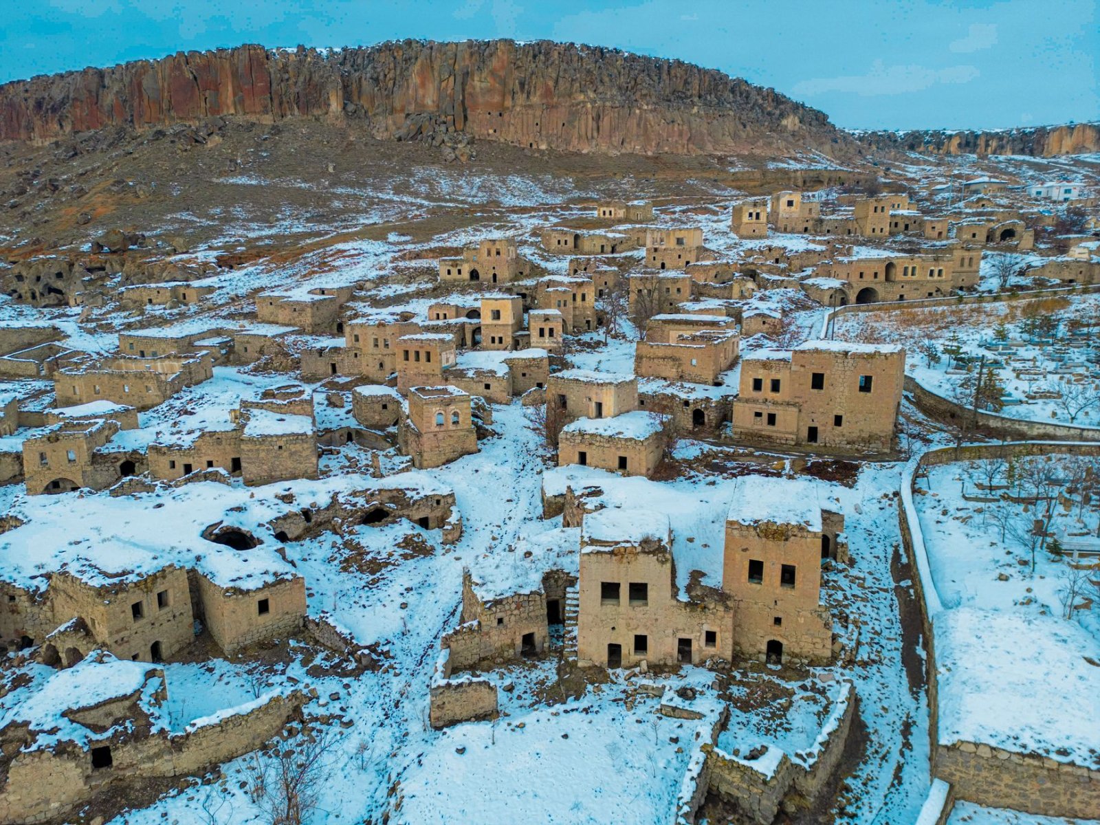 Dedektif Ürgüp Detektif Ürgüp’ün eski taş oyma bulmaca çözüyor Urgup’ta