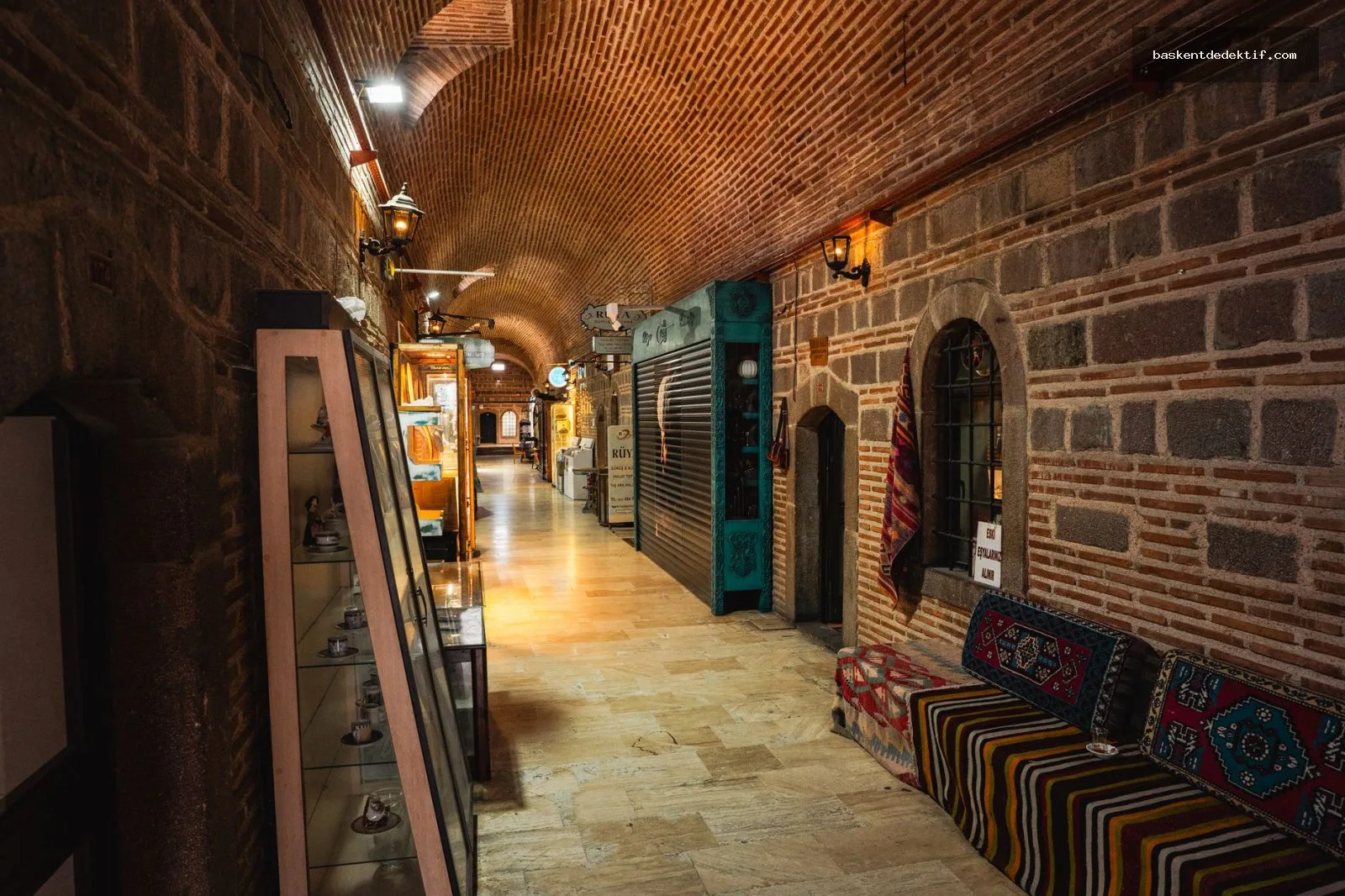 Ürgüp Merkez Dedektif: Doğru Seçimle Güvenli Araştırmalar İçin Pratik Rehber 3 Ürgüp Dedektif’in tarihi Ürgüp koridorunda geleneksel eşyalarla dolu gizli araştırması
