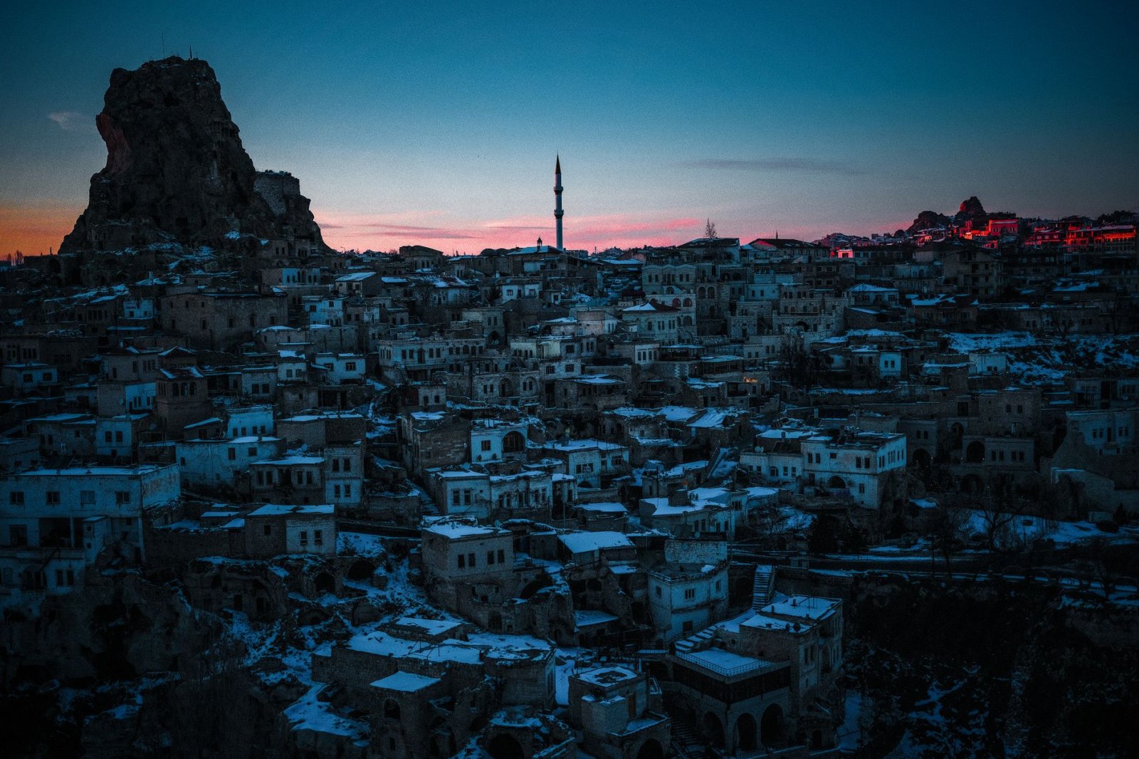 Nevşehir Ürgüp’te eski taş dedektif kulesi kar altında geceleye doğru