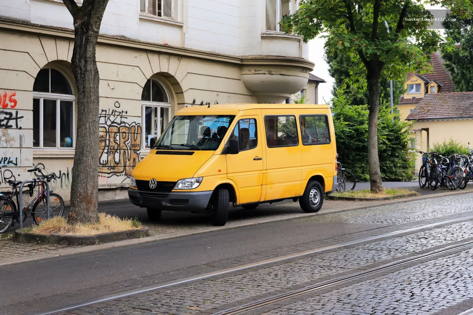 Van Merkez Dedektif: İhtiyaca Uygun Araştırma Yöntemini Belirleme 3 Kassel sokaklarında park etmiş sarı renkli Van Dedektif aracı