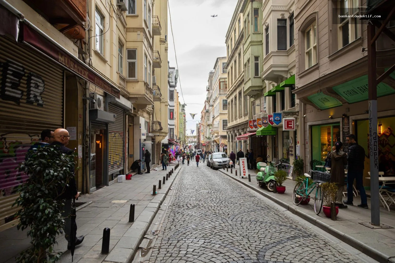Istanbul’un modern Yenişehir Merkez’deki detektif misyonu ve tarihi mimarinin birleşimi